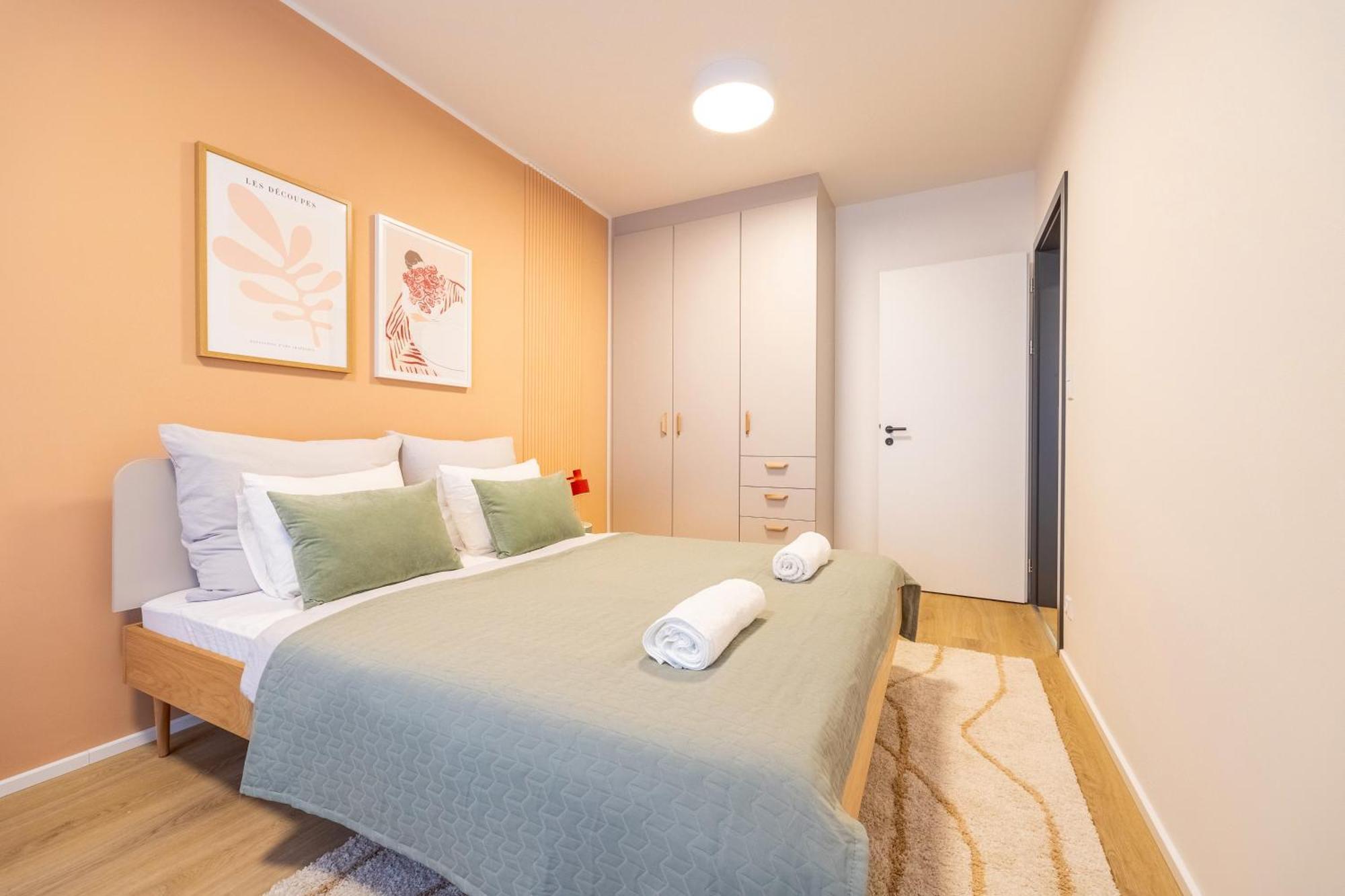 Spacious 3br - 2 Parking Spots, Full Kitchen, By Gravity Apartmán Prague